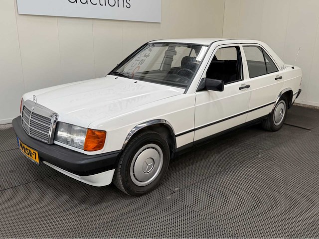 Mercedes-benz - 190-serie - 2.0 e - oldtimer - 1984 - afbeelding 1 van  34