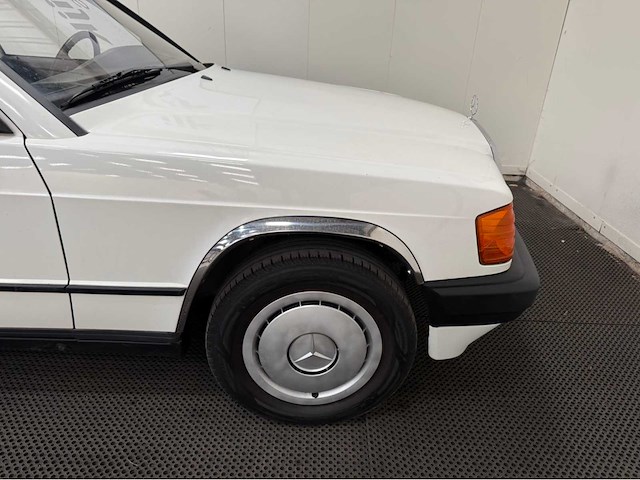 Mercedes-benz - 190-serie - 2.0 e - oldtimer - 1984 - afbeelding 15 van  34