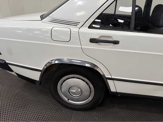 Mercedes-benz - 190-serie - 2.0 e - oldtimer - 1984 - afbeelding 22 van  34