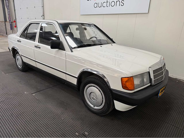 Mercedes-benz - 190-serie - 2.0 e - oldtimer - 1984 - afbeelding 33 van  34