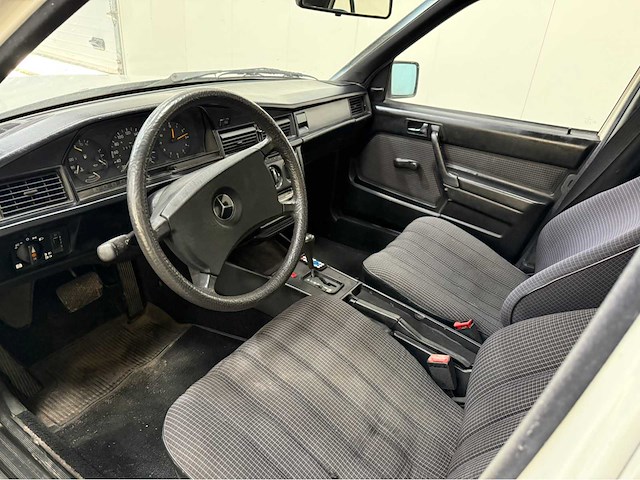 Mercedes-benz - 190-serie - 2.0 e - oldtimer - 1984 - afbeelding 6 van  31
