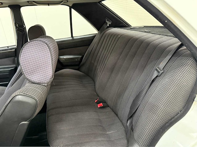 Mercedes-benz - 190-serie - 2.0 e - oldtimer - 1984 - afbeelding 9 van  31