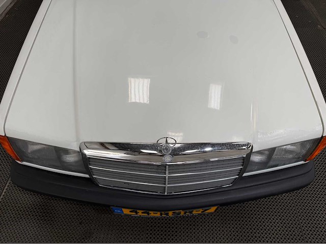 Mercedes-benz - 190-serie - 2.0 e - oldtimer - 1984 - afbeelding 13 van  31