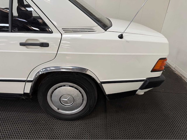 Mercedes-benz - 190-serie - 2.0 e - oldtimer - 1984 - afbeelding 22 van  31