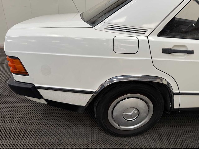 Mercedes-benz - 190-serie - 2.0 e - oldtimer - 1984 - afbeelding 24 van  31