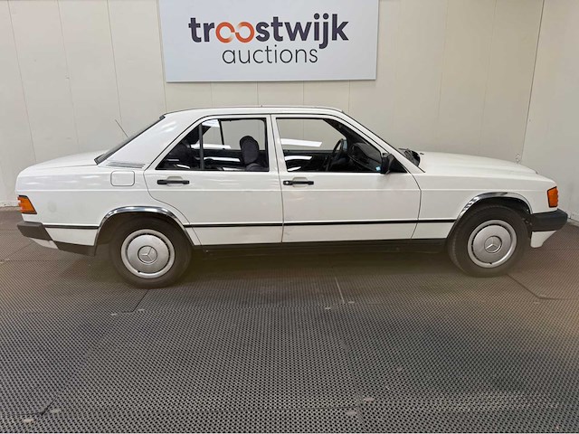 Mercedes-benz - 190-serie - 2.0 e - oldtimer - 1984 - afbeelding 29 van  31