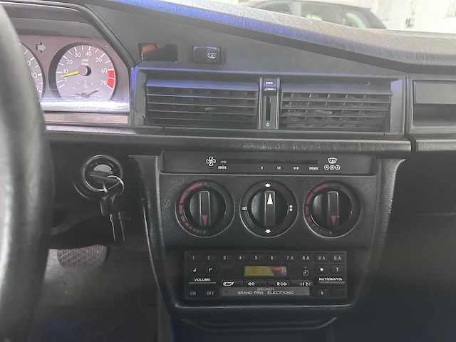 Mercedes-benz - 190-serie - 2.0 e automaat- gsf-20-n- 1989 - afbeelding 4 van  14