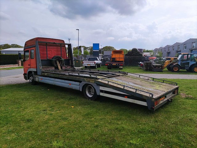 Mercedes-benz - 1999 - vrachtwagen - afbeelding 23 van  51