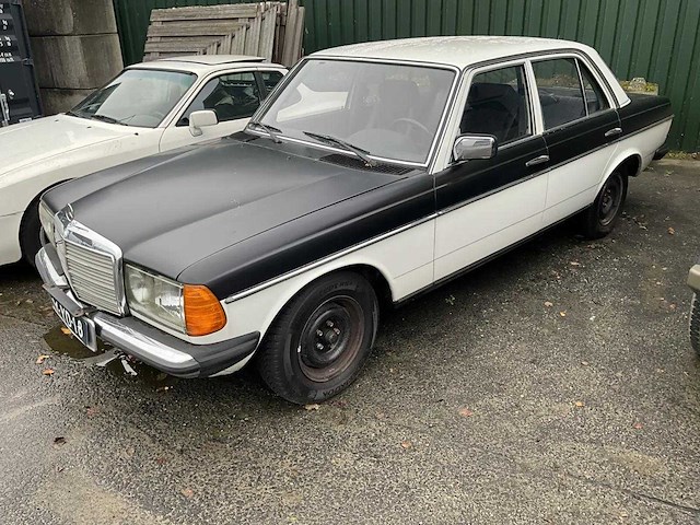 Mercedes-benz - 200-280 (w123) - 200 - oldtimer - afbeelding 1 van  23