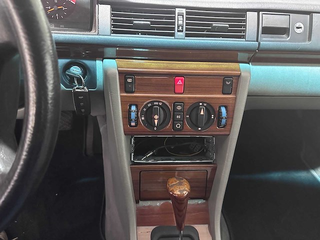 Mercedes-benz - 200-500 (w124) - 220 ce automaat- xn-804-k- 1993 - afbeelding 2 van  18
