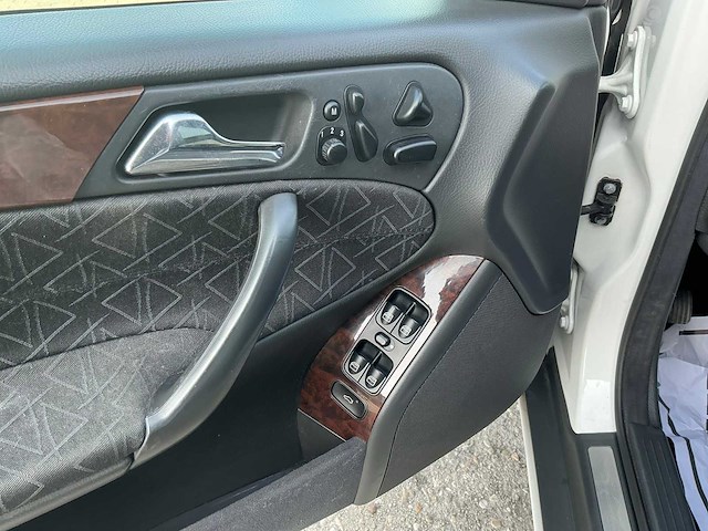 Mercedes-benz - 2001 - c-klasse - 200 cdi elegance - personenauto (nt-745-k) - afbeelding 3 van  18