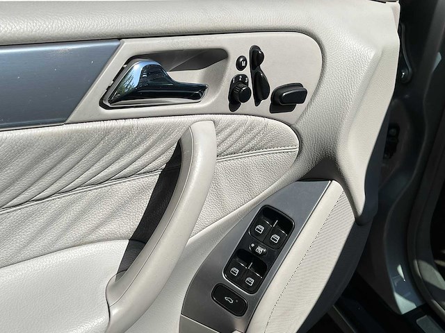 Mercedes-benz - 2005 - c-klasse - 350 elegance 4-matic - personenauto - afbeelding 18 van  22