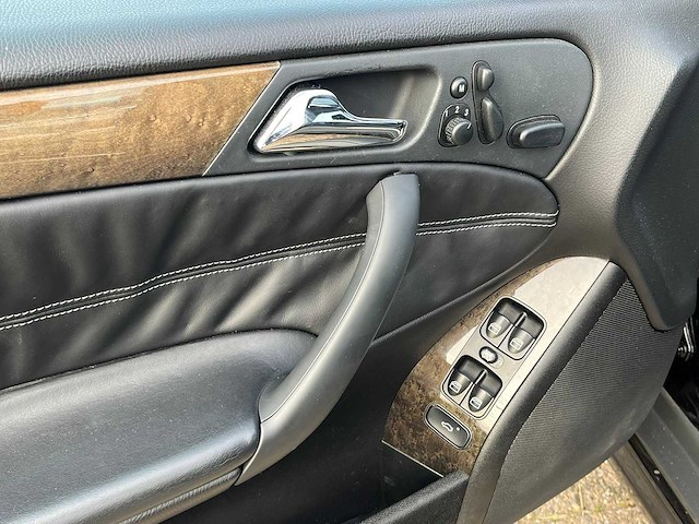 Mercedes-benz - 2005 - c-klasse - amg 55 - personenauto - afbeelding 24 van  26