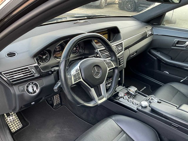Mercedes-benz - 2012 - e-klasse - amg 63 - personenauto (10-zhz-5) - afbeelding 2 van  32