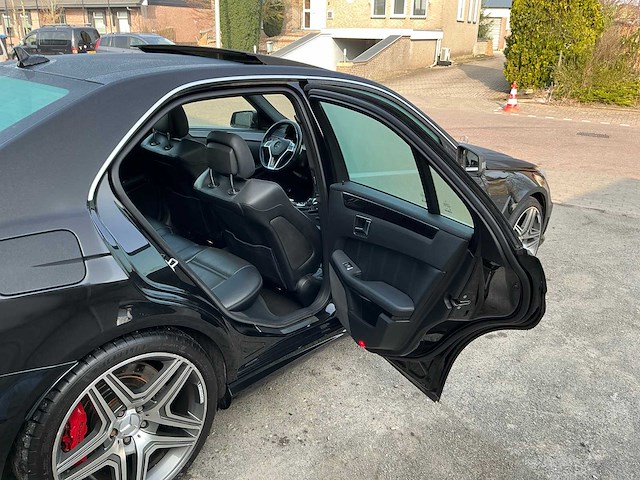 Mercedes-benz - 2012 - e-klasse - amg 63 - personenauto (10-zhz-5) - afbeelding 11 van  32