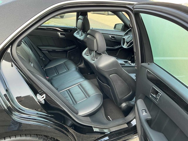Mercedes-benz - 2012 - e-klasse - amg 63 - personenauto (10-zhz-5) - afbeelding 13 van  32