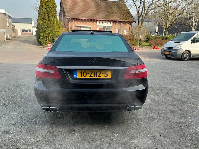 Mercedes-benz - 2012 - e-klasse - amg 63 - personenauto (10-zhz-5) - afbeelding 28 van  32