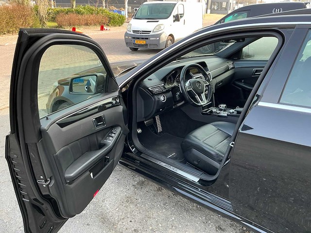 Mercedes-benz - 2012 - e-klasse - amg 63 - personenauto (10-zhz-5) - afbeelding 30 van  32