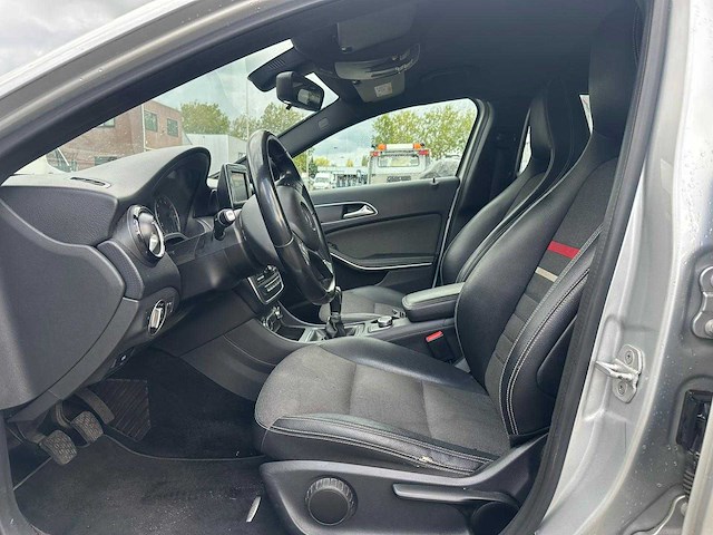 Mercedes-benz - 2013 - a-klasse - 180 - personenauto - afbeelding 2 van  21