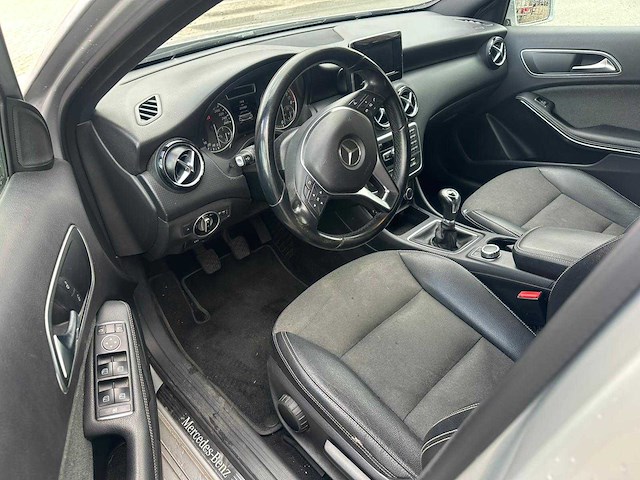 Mercedes-benz - 2013 - a-klasse - 180 - personenauto - afbeelding 3 van  21