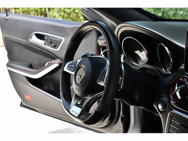 Mercedes-benz - 2015 - cla 45 amg - 2.0 viercilinder turbomotor - btw auto - afbeelding 41 van  52