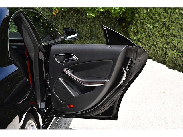 Mercedes-benz - 2015 - cla 45 amg - 2.0 viercilinder turbomotor - btw auto - afbeelding 49 van  71