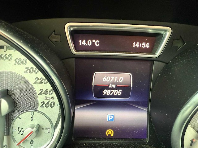 Mercedes-benz - 2015 - gla-klasse - 180 - p-721-lj - afbeelding 4 van  12