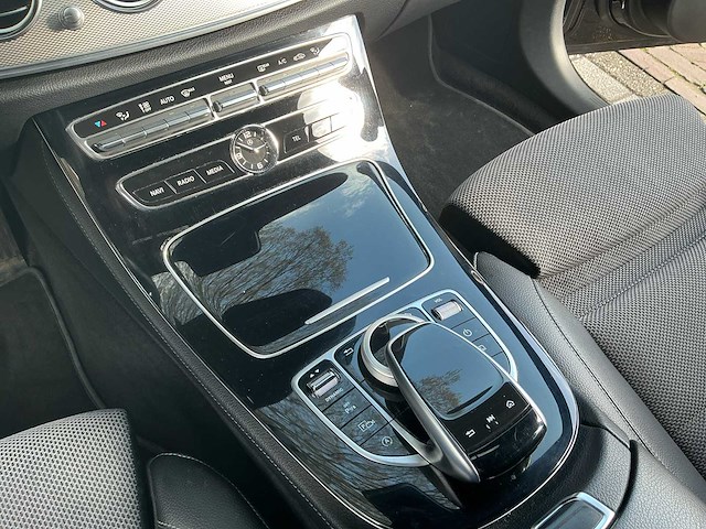 Mercedes-benz - 2018 - e-klasse - 200 premium - personenauto - afbeelding 3 van  35
