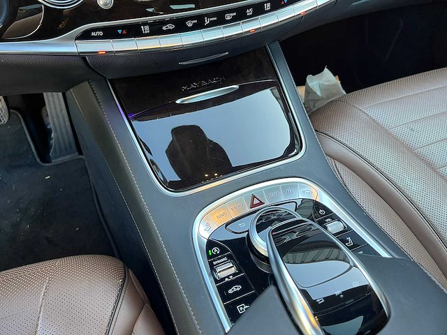 Mercedes-benz - 2019 - 560 maybach 4matic - personenauto - afbeelding 13 van  28