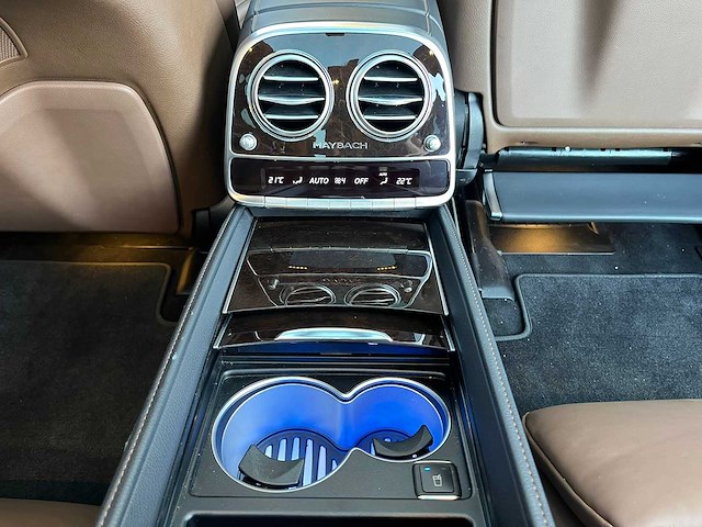 Mercedes-benz - 2019 - 560 maybach 4matic - personenauto - afbeelding 17 van  28