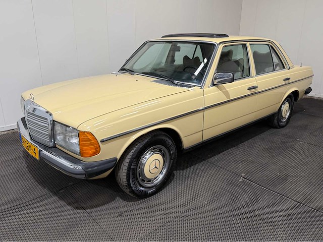 Mercedes-benz - 230 - 200-280 (w123) oldtimer - 1979 - afbeelding 1 van  32