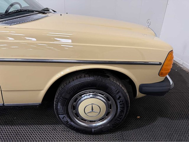 Mercedes-benz - 230 - 200-280 (w123) oldtimer - 1979 - afbeelding 17 van  32
