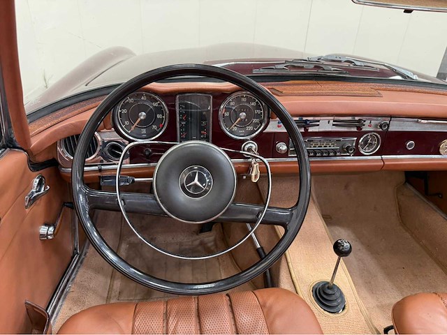 Mercedes-benz - 230 sl - pagode - cabriolet - oldtimer - 1964 - afbeelding 20 van  37