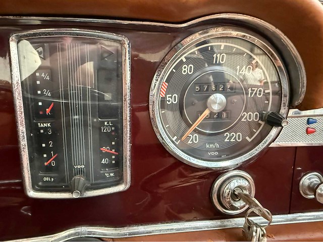 Mercedes-benz - 230 sl - pagode - cabriolet - oldtimer - 1964 - afbeelding 8 van  37