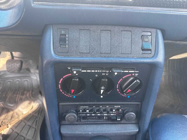 Mercedes-benz - 240 - w123 - l-082-gd- 1982 - afbeelding 4 van  19