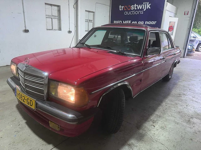 Mercedes-benz - 240 - w123 - l-082-gd- 1982 - afbeelding 1 van  22
