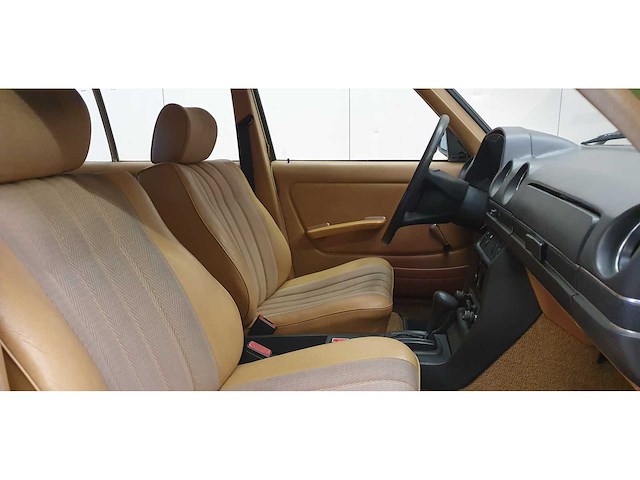 Mercedes-benz - 250 (w123) combi - 250 t - personenauto - afbeelding 16 van  27
