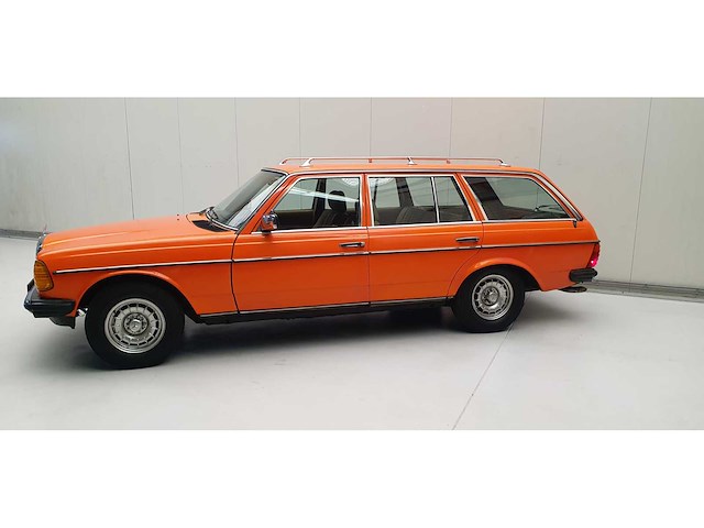 Mercedes-benz - 250 (w123) combi - 250 t - personenauto - afbeelding 24 van  27