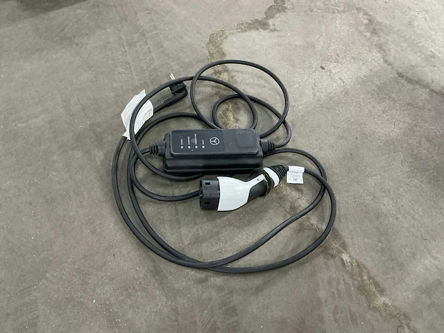 Mercedes benz - auto acculader - afbeelding 1 van  5