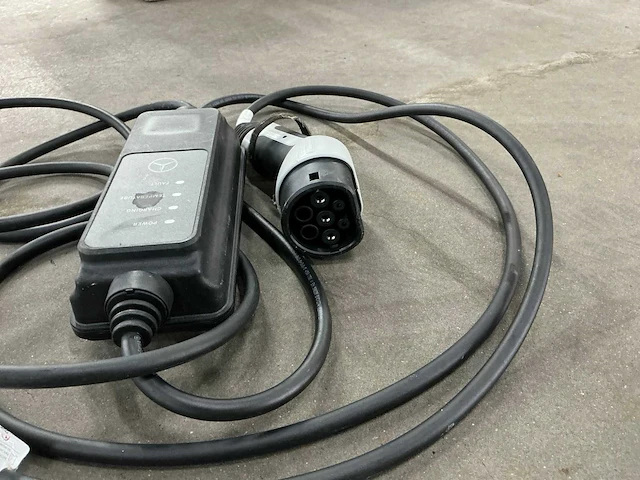 Mercedes benz - auto acculader - afbeelding 5 van  5