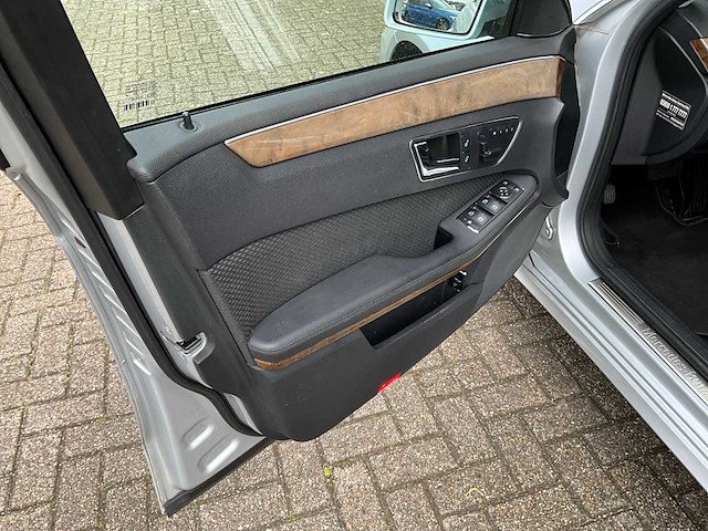 Mercedes-benz - e-klasse 350 cgi - personenauto - 2009 - afbeelding 23 van  23