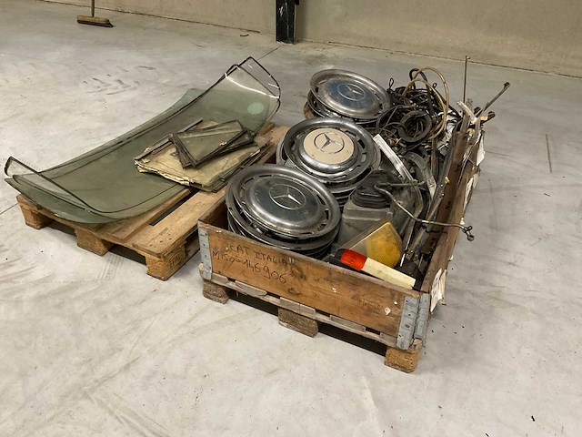 Mercedes benz 200d automatic rammen wieldoppen elektra lampen - afbeelding 1 van  6