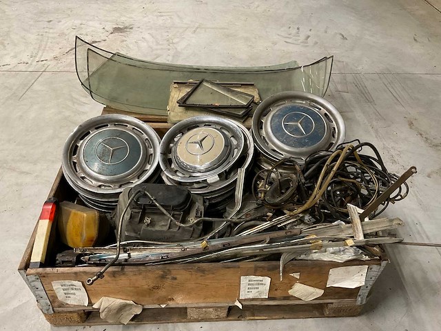 Mercedes benz 200d automatic rammen wieldoppen elektra lampen - afbeelding 2 van  6