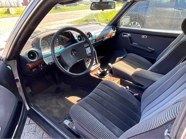Mercedes-benz 230ce personenauto - afbeelding 8 van  24