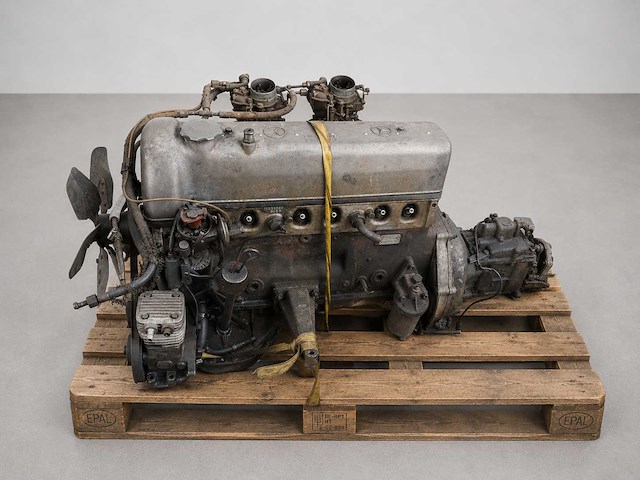 Mercedes-benz 250 s six-cylinder engine | original german classic engine - afbeelding 3 van  6