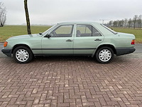 Mercedes-benz 250d (w124) personenauto - afbeelding 2 van  27