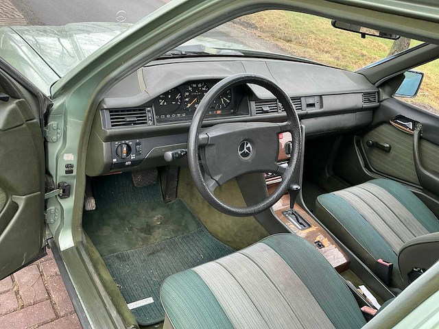 Mercedes-benz 250d (w124) personenauto - afbeelding 24 van  27