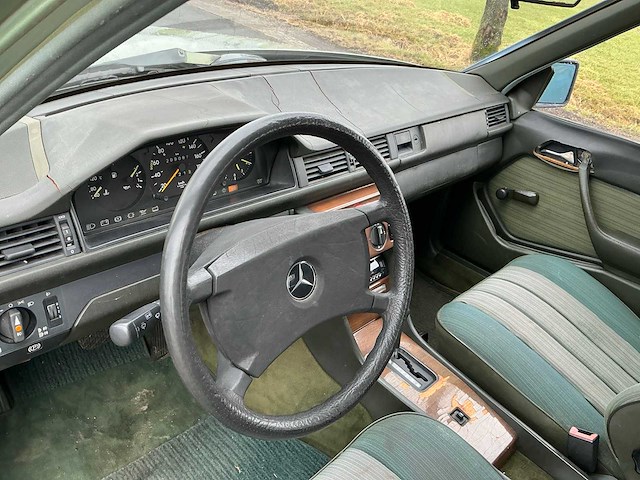 Mercedes-benz 250d (w124) personenauto - afbeelding 25 van  27
