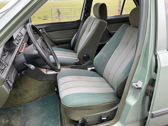 Mercedes-benz 250d (w124) personenauto - afbeelding 7 van  27