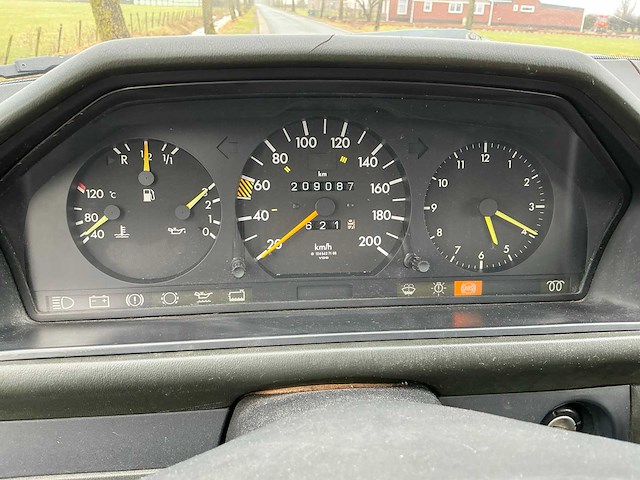 Mercedes-benz 250d (w124) personenauto - afbeelding 8 van  27